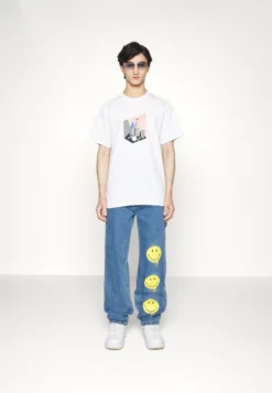 HUF STILL LIFE NUMBER 420 TEE - T-Shirt Print - White -Huf Geschäft 29d3e2671ec844d7ba1d478e00748e75